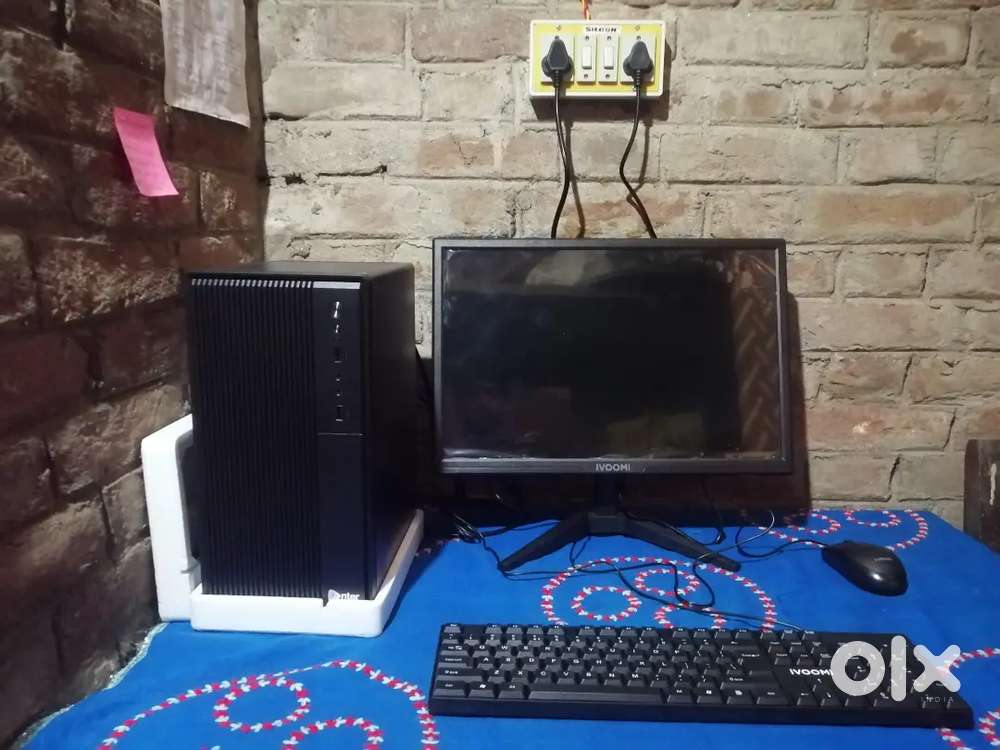 Computer desktop all set Monitor, CPU, Keyboard, Mouse, Speaker