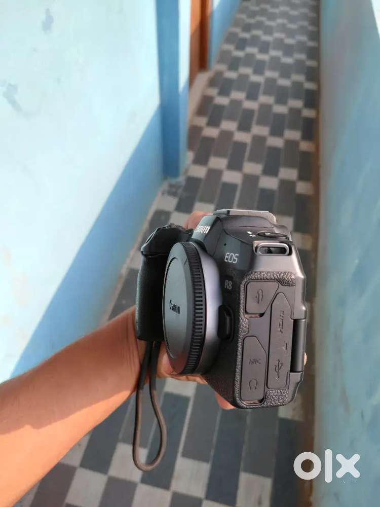 Canon EOS R8 Full Frame Mirrorless, 2 battery , charger