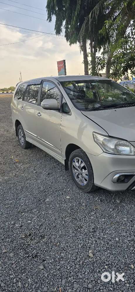 Toyota Innova Car 2.5v 7 Setar