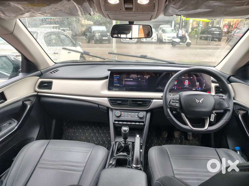 Mahindra Xuv700 2.0 Ax 5 Petrol Mt Str, 2022, Petrol