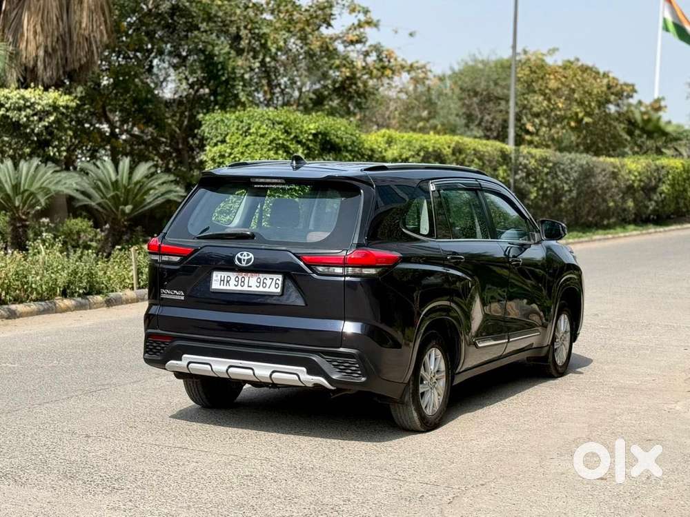 Toyota Innova Hycross