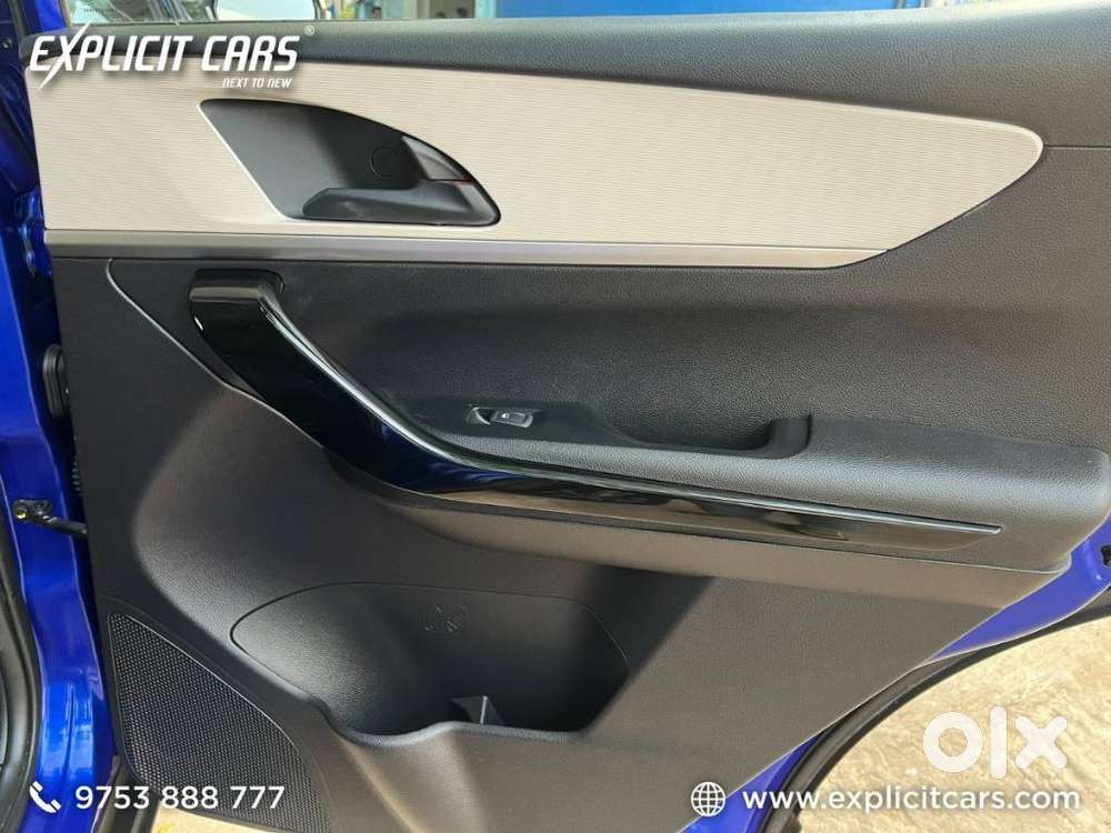 Mahindra Xuv700 2.0 Ax 5 Petrol Mt 7 Str, 2025, Petrol