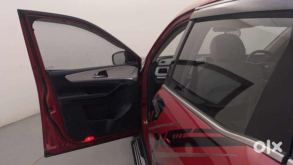 Mahindra Xuv700 2.0 Ax 7 Petrol At Luxury Pack Str, 2021, Petrol