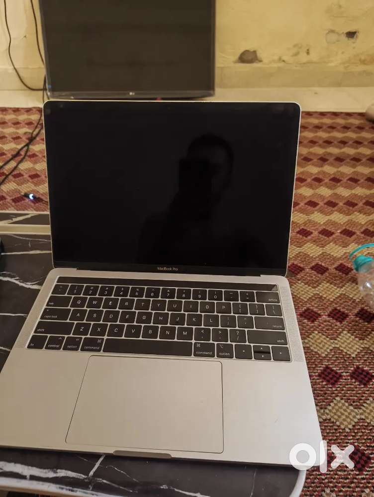 MacBook Pro 2018 i5 256gb 13in original charger goodcondition 4-5