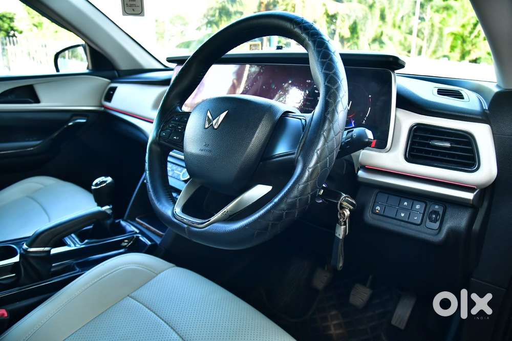 Mahindra Xuv700 2.0 Ax 5 Petrol Mt 7 Str, 2022, Petrol