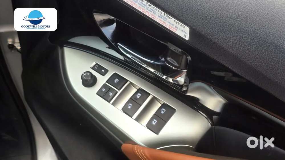 Toyota Innova Crysta [2020-ongoing] 2.4 Vx 8 Str, 2025, Diesel