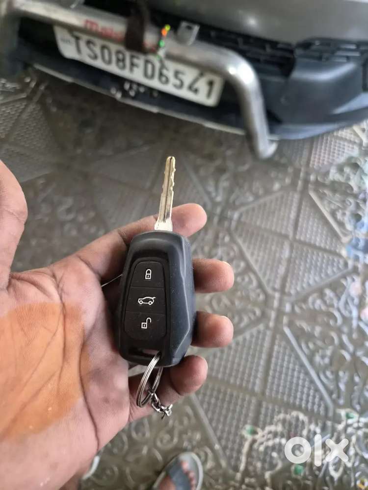 Mahindra Kuv 100