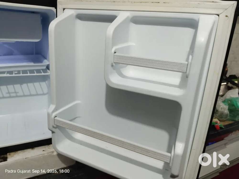 Mini bar refrigerator