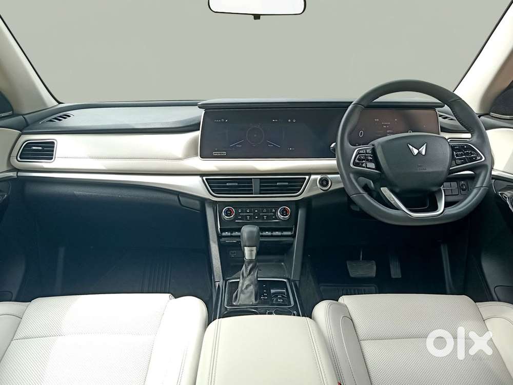 Mahindra Xuv700 2.0 Ax 7 Petrol At Str, 2023, Petrol