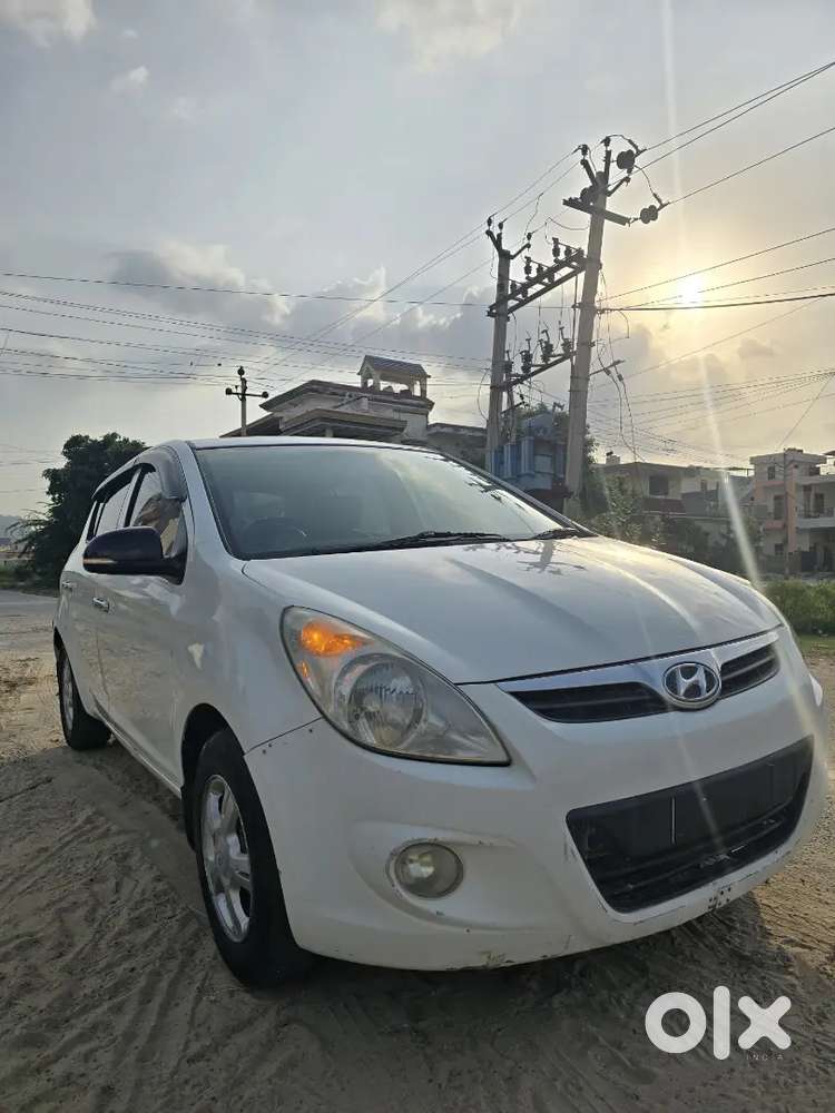 Hyundai I20 Asta1.6 Top Model Insurance Running Well Maintained