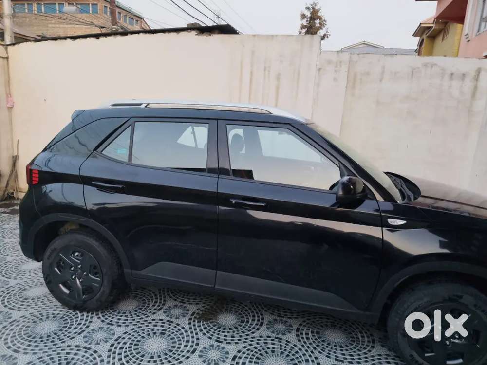 Hyundai Venue 2024 Petrol Well Maintained