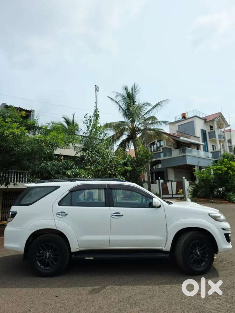 Toyota Fortuner 4x2 (mt) 2015 – Showroom Maintained  White Colour