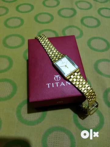 Titan golden hot sale wrist watch