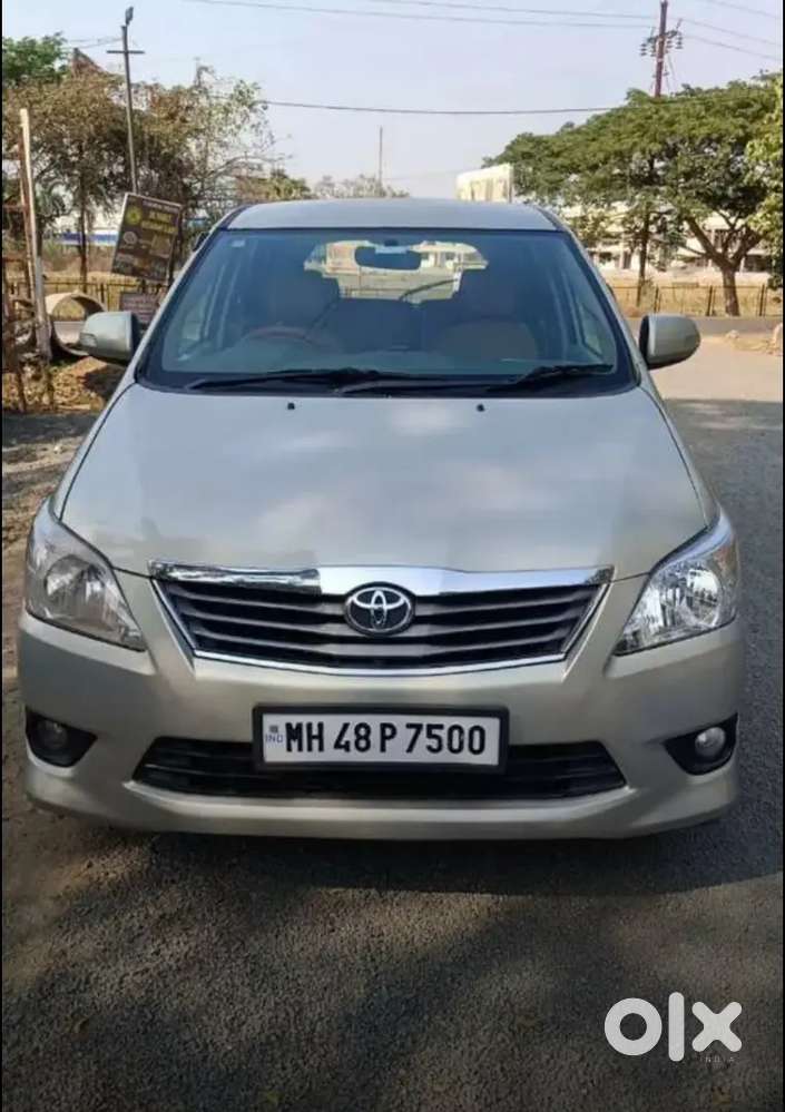 Toyota Innova 2.5 V 8 Seater