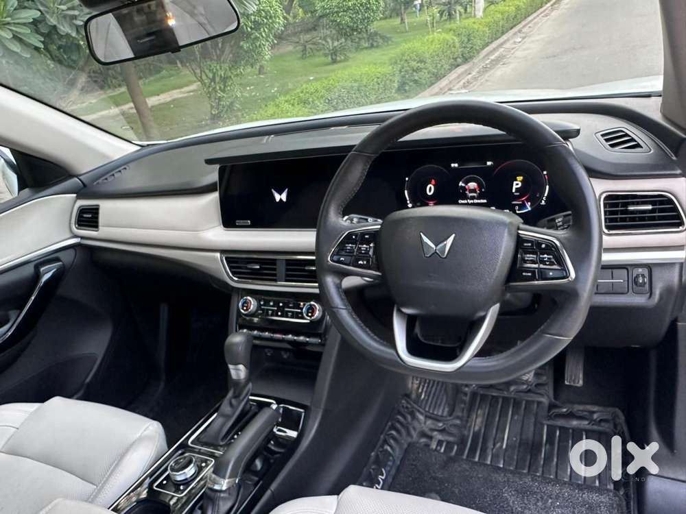 Mahindra Xuv700 2.0 Ax 7 Petrol At Str, 2025, Petrol