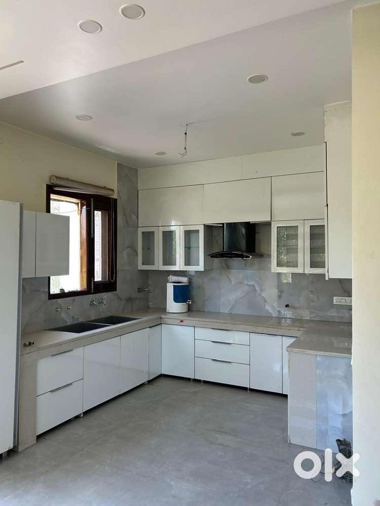 3bhk semi furnished house floor