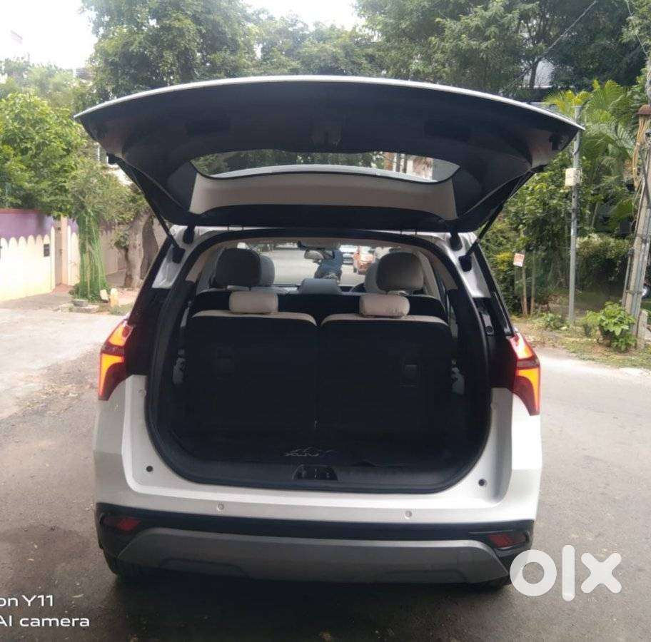 Mahindra Xuv700 2.0 Ax 7 Petrol Mt Str, 2025, Petrol