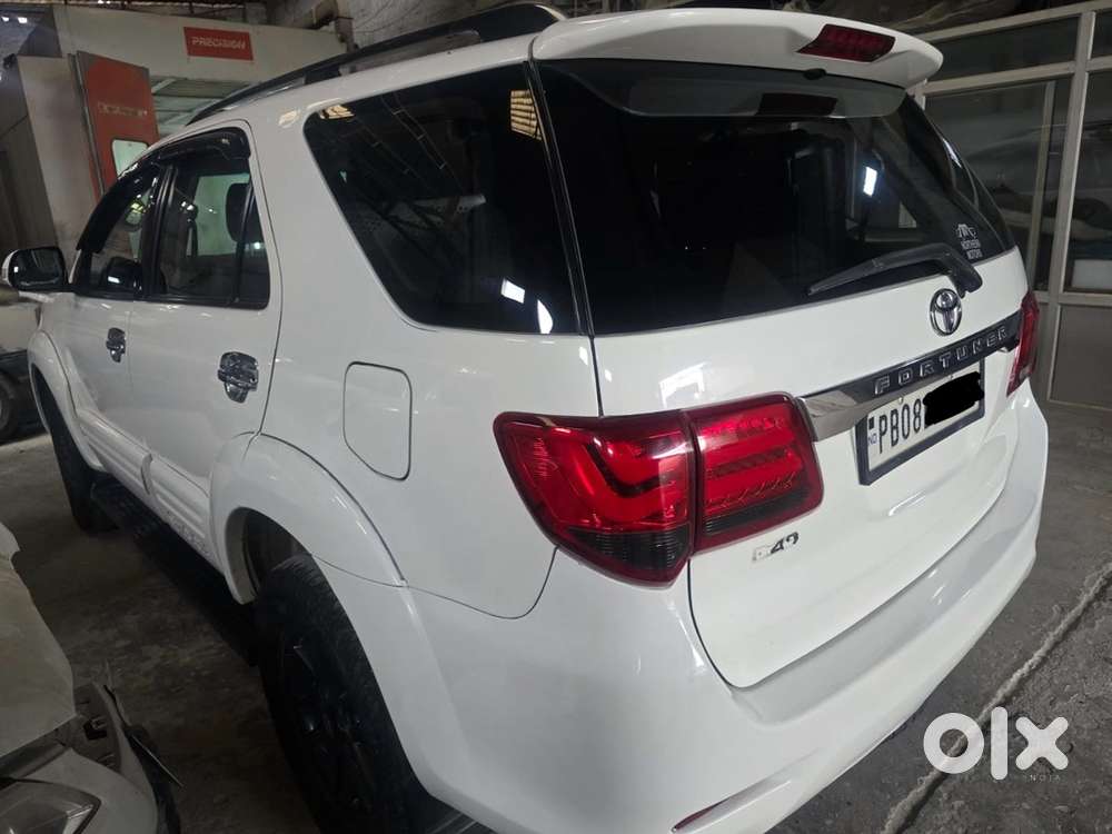 Black Alloys Toyota Fortuner Diesel 2015