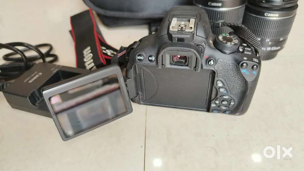 Canon EOS 700D DSLR with Dual Lens Kit (18–55mm 55–250mm