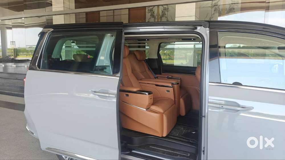 2026 Mg M9 Presidential Limo Ev – Grey