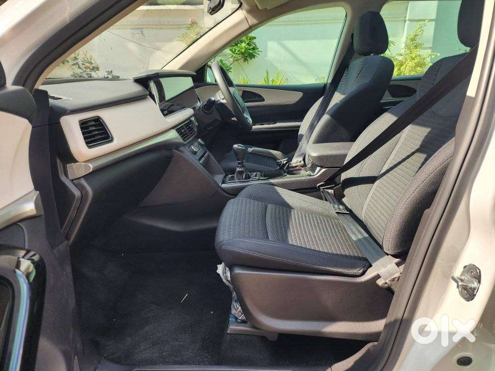 Mahindra Xuv700 Ax 5 Petrol Mt Str (e), 2024, Petrol