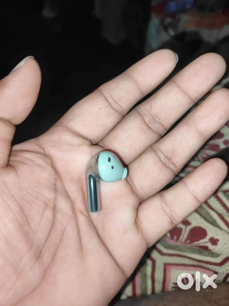One plus buds 3  left side mint green