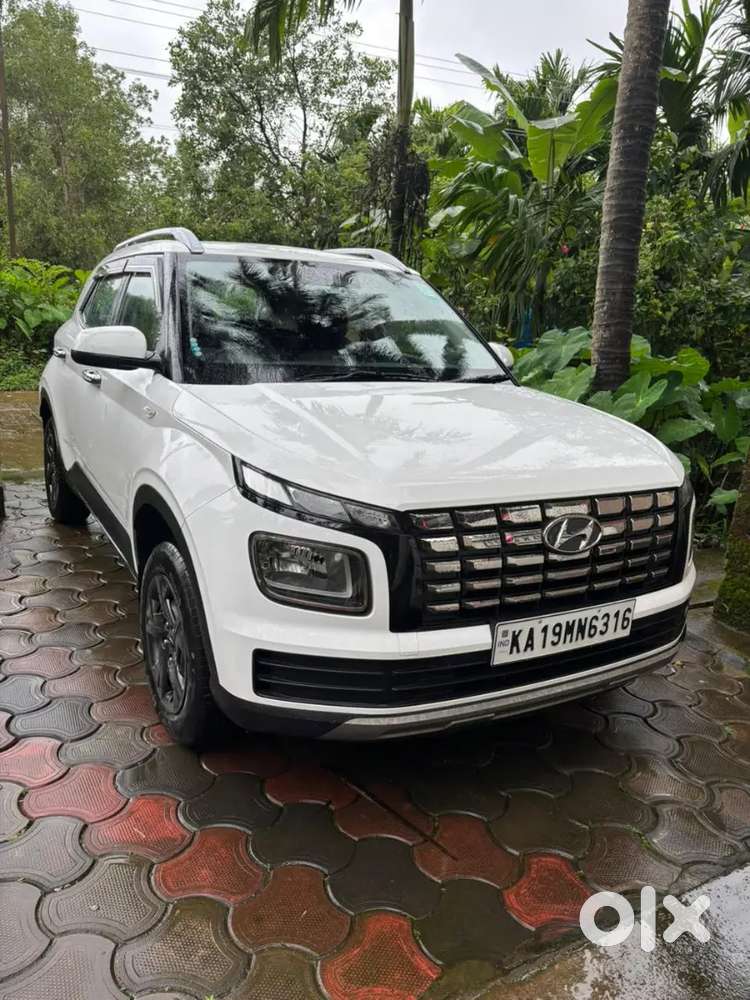 Hyundai Venue 2023 Petrol 68000 Km Driven