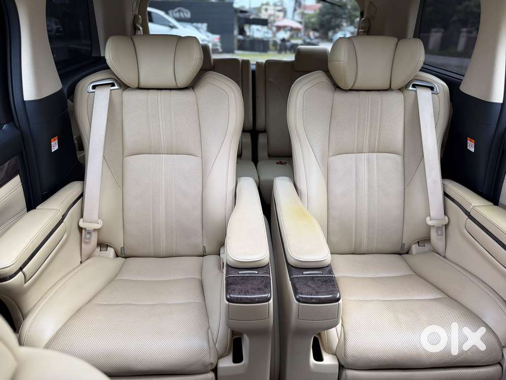Toyota Vellfire 2.5 Executive Lounge, 2023, Cng & Hybrids