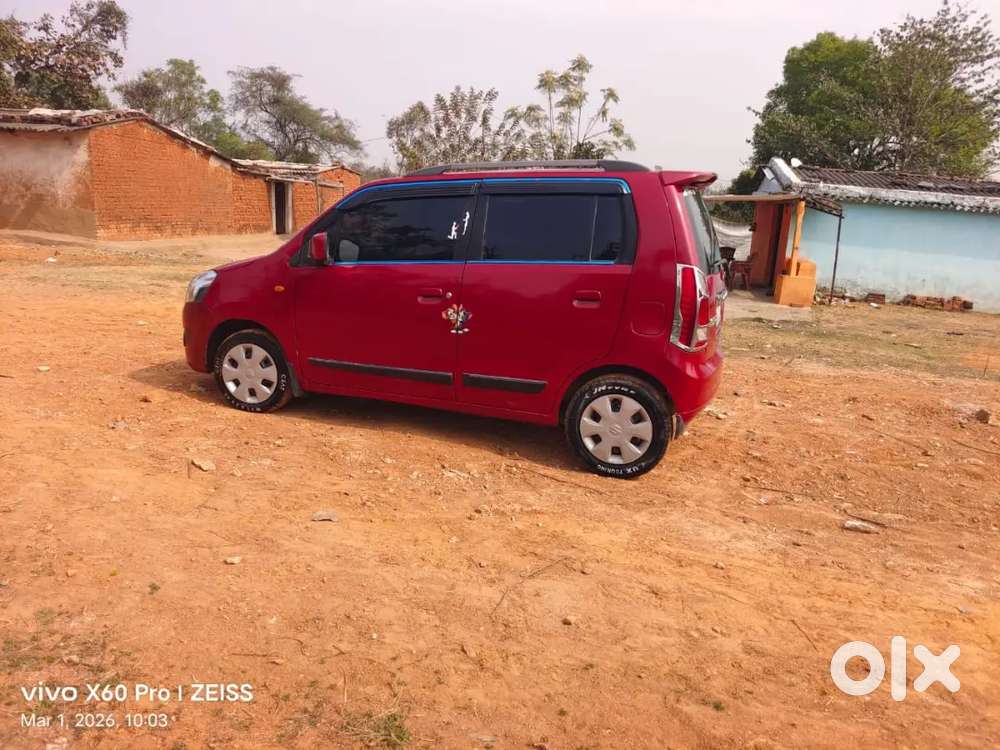 गाडी मे एक भी स्क्रेच नही और नाही कोई  काम ,चारो पावर विंडो Ac चिल्ड