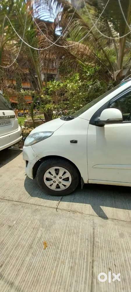 Hyundai With An Peace Colour That's Too With Good Condition