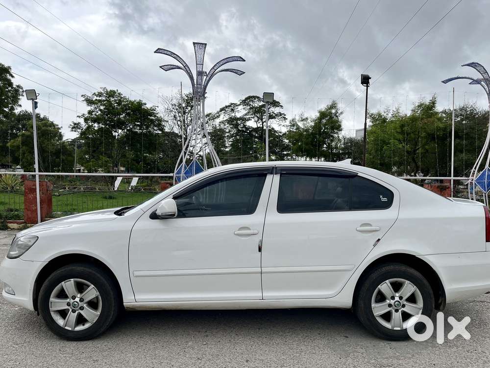 Skoda Laura Ambiente 2.0 Tdi Cr Manual, 2011, Diesel