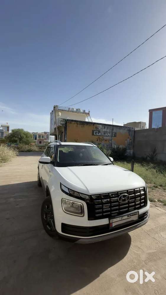 Hyundai Venue 2024 Petrol 15000 Km Driven