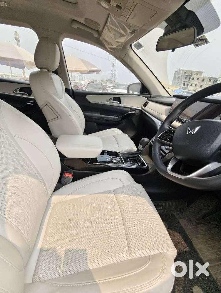 Mahindra Xuv700 2.0 Ax 7 Petrol At Luxury Pack Str, 2025