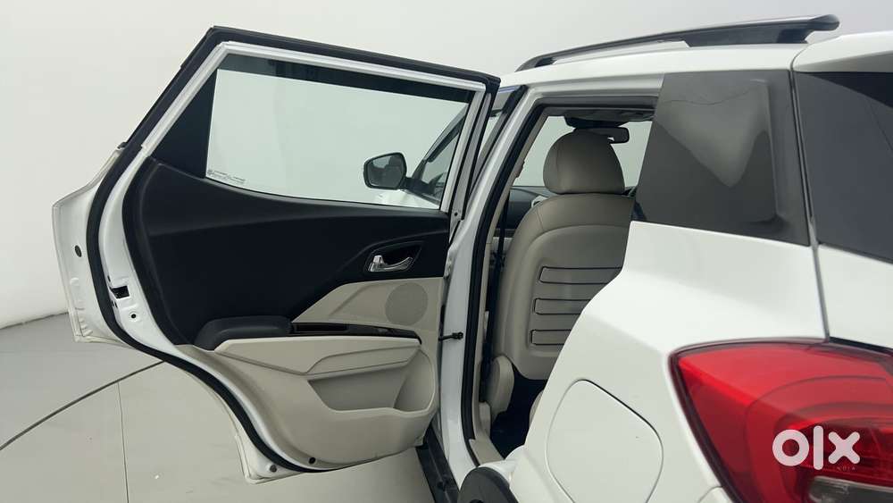 Mahindra Xuv300 W8 (o) 1.5 Diesel Amt, 2023, Diesel