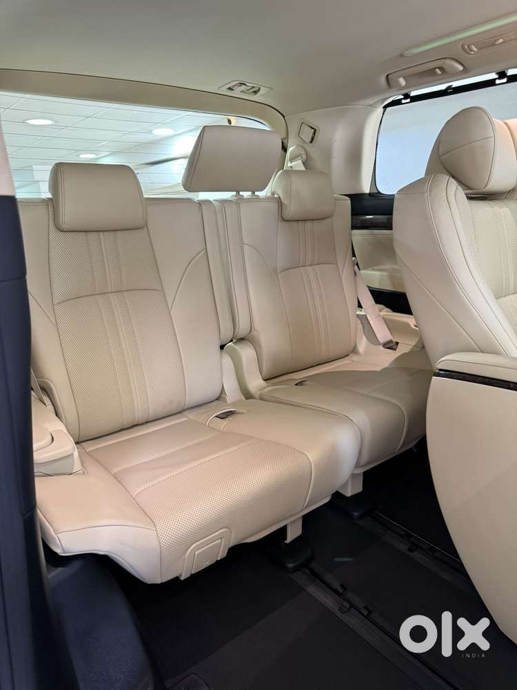 Toyota Vellfire 2.5 Executive Lounge, 2023, Petrol
