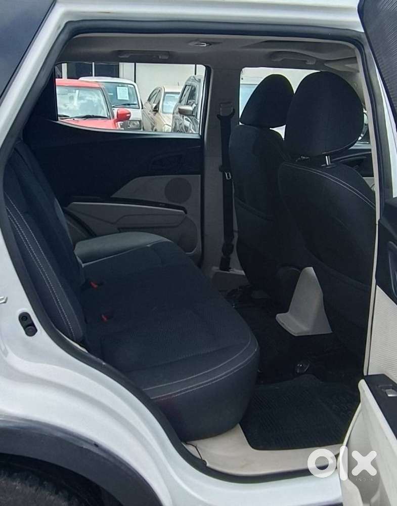 Mahindra Xuv300 W4, 2023, Petrol
