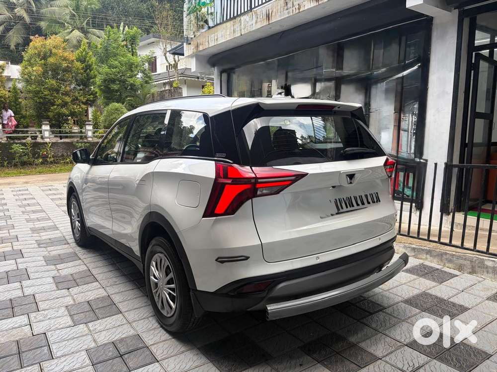  Drive Home Luxury: 2022 Mahindra Xuv700 Ax3 (manual) | 1st Owner