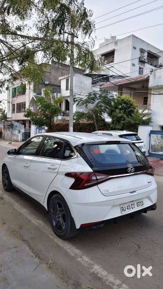 Hyundai I20 Sportz 1.2 Ivt Dual Tone, 2022, Cng & Hybrids