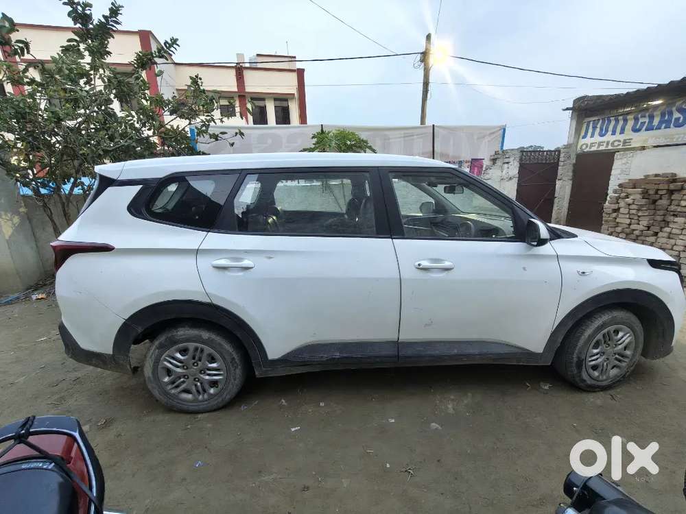 Kia Carens 2023 Petrol Well Maintained