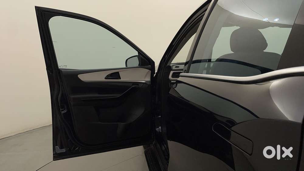 Mahindra Xuv700 2.2 Ax 5 Diesel At 7 Str, 2023, Diesel