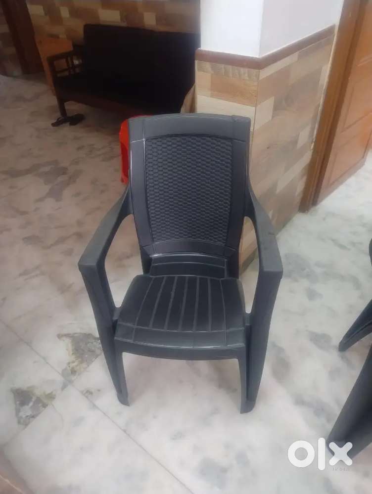 Plastic chairs 5 chair (450 each per peice)