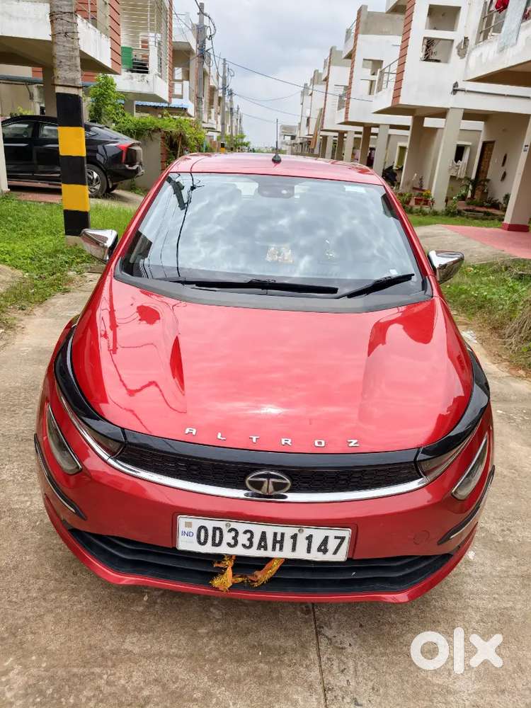 Tata Altroz Xz 1.2 Petrol Dct (2023) - Downtown Red
