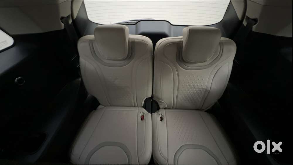 Mahindra Xuv700 2.0 Ax 5 Petrol Mt 7 Str, 2023, Petrol