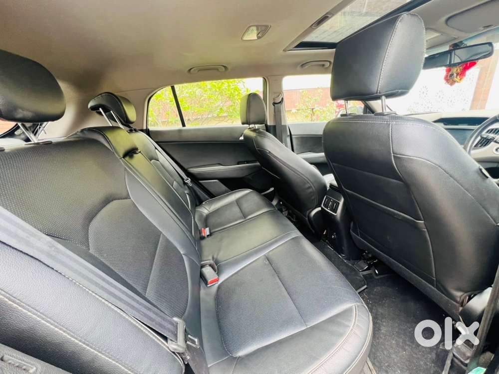 Hyundai Creta Black Top Model + Sunroof