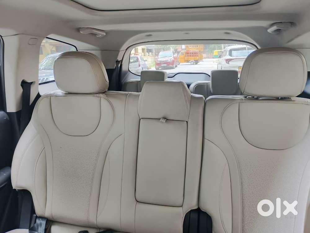 Mahindra Xuv700 2.0 Ax 7 Petrol Mt Str, 2025, Petrol