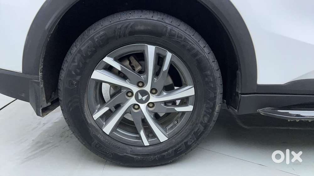 Mahindra Xuv700 2.0 Ax 5 Petrol Mt Str, 2022, Petrol