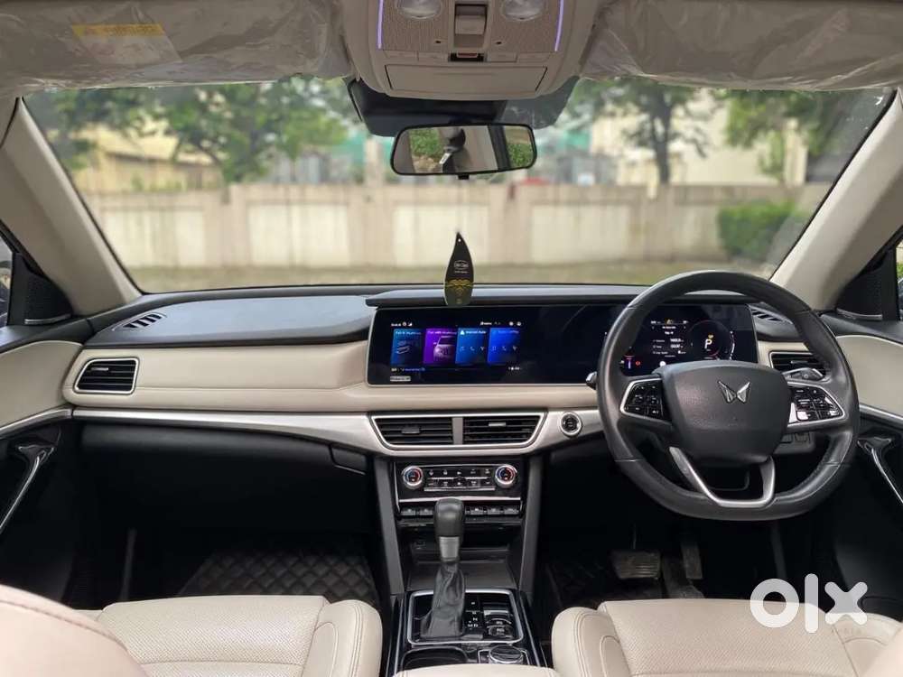 Xuv 700 Ax7 Luxury Top Automatic Diesel