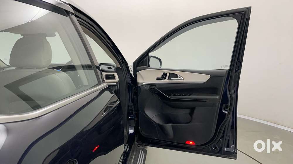 Mahindra Xuv700 2.0 Ax 7 Petrol At Luxury Pack Str, 2025, Petrol