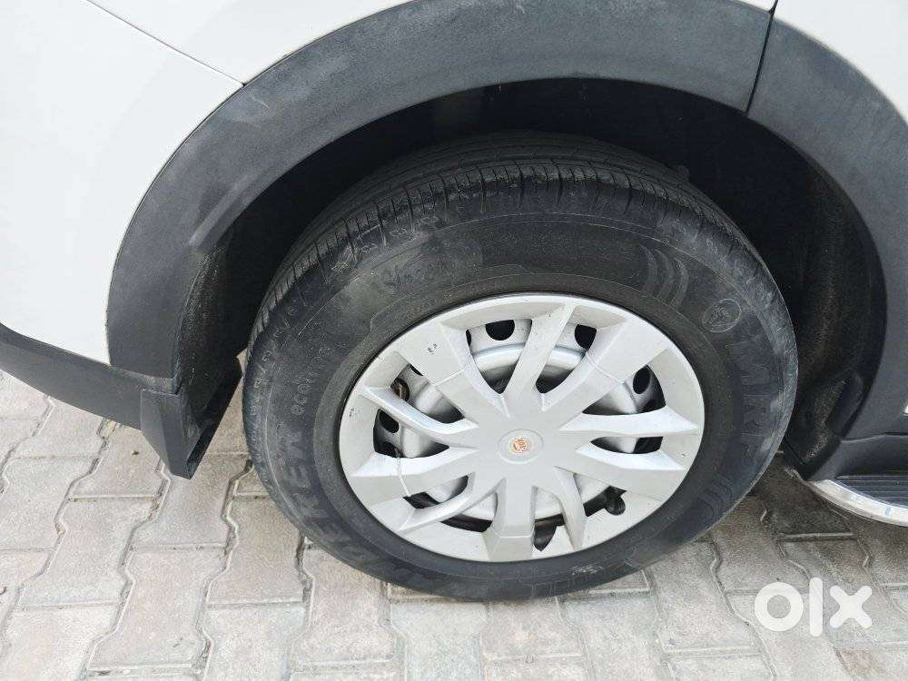 Mahindra Xuv700 Mx Petrol Mt 5 Str (e), 2023, Petrol