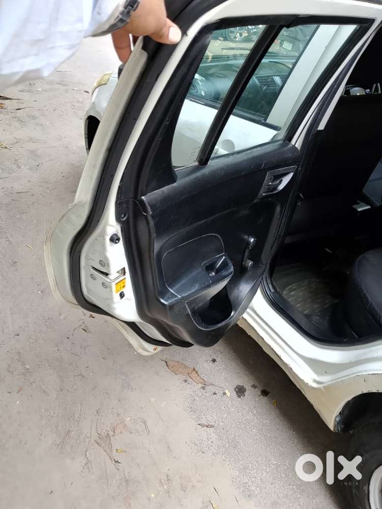 Maruti Suzuki Swift Lxi Bsiv, 2012, Petrol